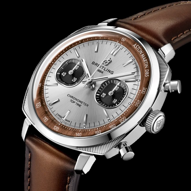 Breitling Top Time B01 destacando o design esportivo inspirado na parceria com a Aston Martin