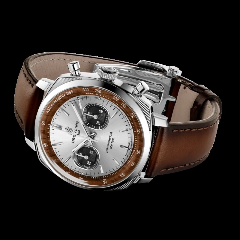 Breitling Top Time B01 cronógrafo suíço com mostrador esportivo em fundo escuro