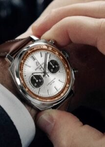 Breitling Top Time B01 no pulso durante ajuste da pulseira