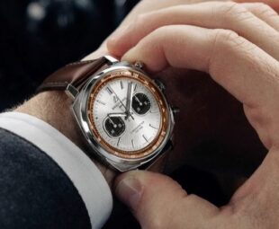 Breitling Top Time B01 no pulso durante ajuste da pulseira