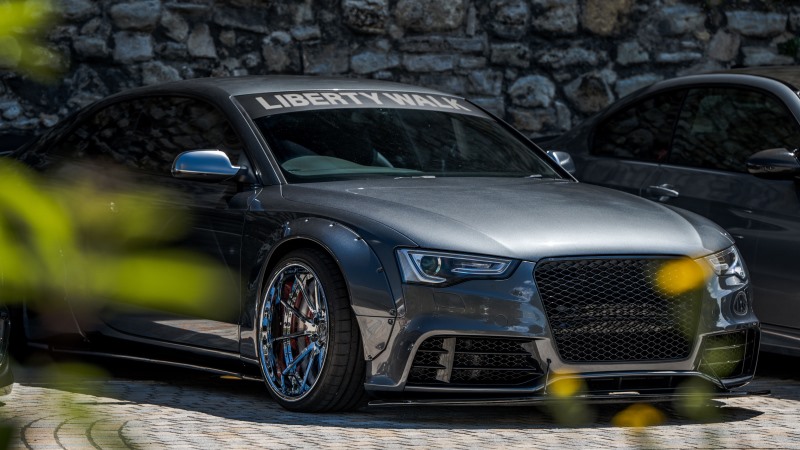Carro esportivo representa status conquista e símbolos tradicionais do luxo