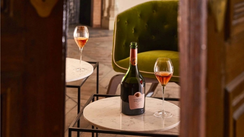 Comtes de Champagne Rosé em mesa elegante representando a arte de viver francesa