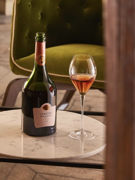 Comtes de Champagne Rosé servido com taça em mesa de mármore em ambiente sofisticado