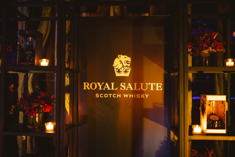 Comunicação visual da Royal Salute durante evento de luxo realizado no Rosewood São Paulo