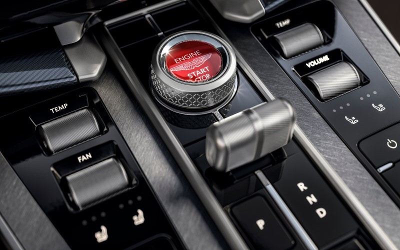 Console central com botão Start do Aston Martin Vanquish 25 anos