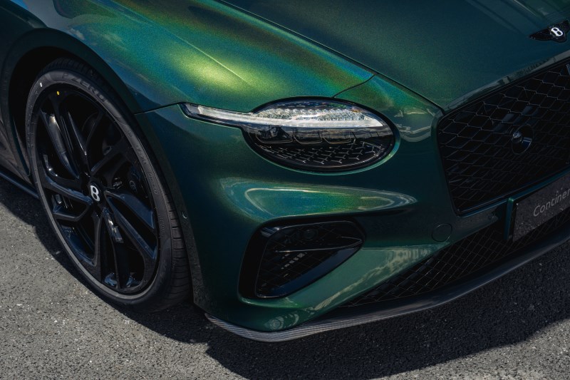 Detalhe da dianteira do Continental GT S mostrando grade, farol e acabamento de um dos principais carros premium da Bentley