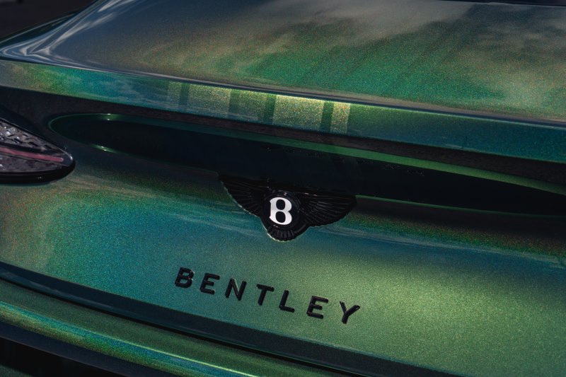 Detalhe da traseira do Continental GT S destacando a pintura automotiva premium e o acabamento artesanal da Bentley
