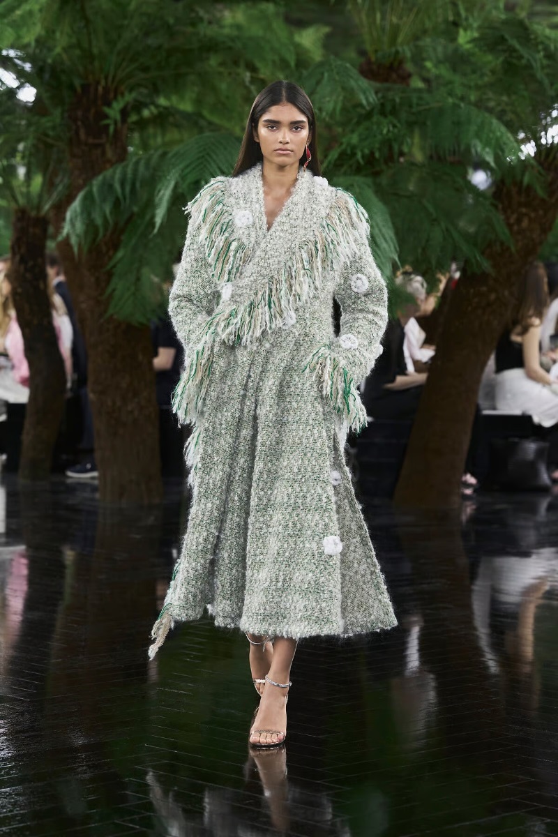 Vestido da coleção Dior Haute Couture apresentado durante desfile de moda em Paris