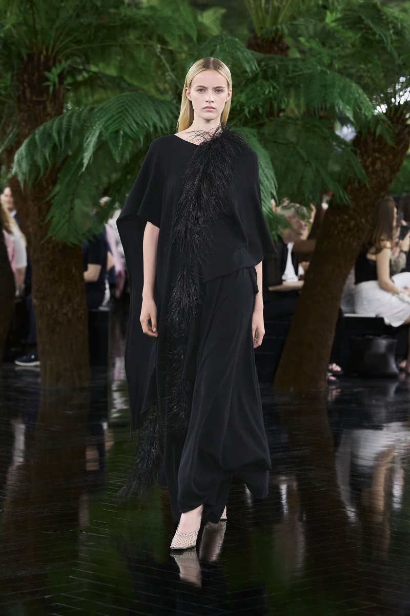 Look da alta-costura francesa apresentado pela Dior na temporada Outono Inverno 2026 2027