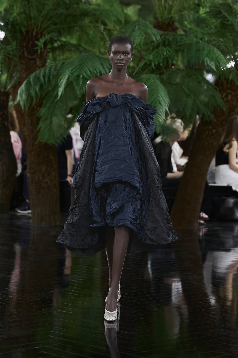 Criação Dior apresentada durante o desfile de moda em Paris para a coleção Haute Couture 2026 2027