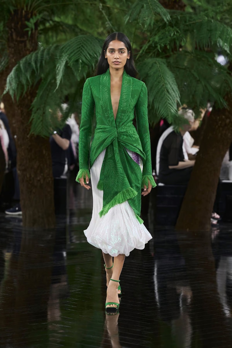 Look da coleção Dior inverno 2027 apresentado na passarela parisiense