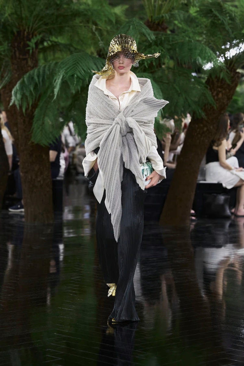 Look da coleção Dior Haute Couture Outono Inverno 2026 2027 apresentado na Semana de Alta Costura de Paris