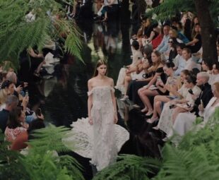 Modelo apresenta vestido longo da Dior Haute Couture Outono Inverno 2026 2027 durante desfile de alta-costura em Paris