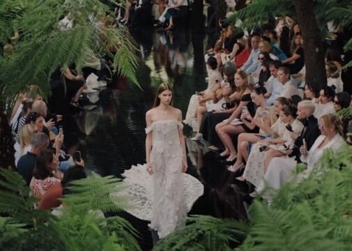 Modelo apresenta vestido longo da Dior Haute Couture Outono Inverno 2026 2027 durante desfile de alta-costura em Paris