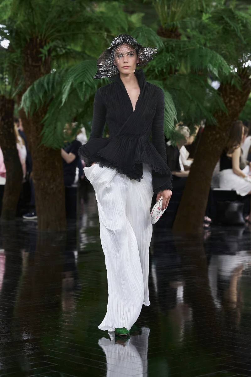 Modelo desfila um dos looks da coleção Dior Haute Couture Outono Inverno 2026 2027