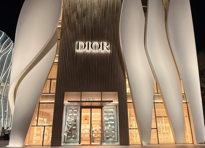 Loja da Dior em distrito de luxo na China representando o crescimento do consumo premium