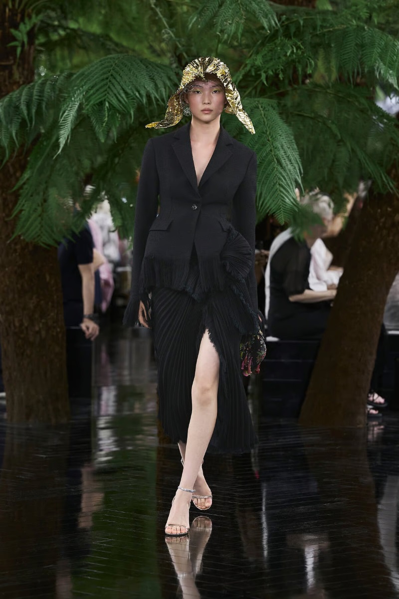 Criação Dior com formas esculturais apresentada na passarela de alta-costura em Paris
