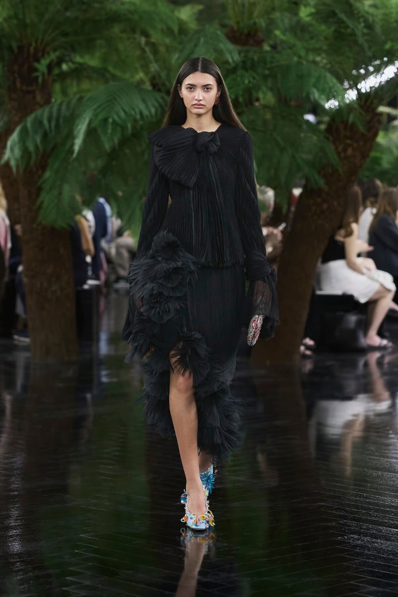 Modelo apresenta look da coleção Dior Haute Couture Outono Inverno 2026 2027