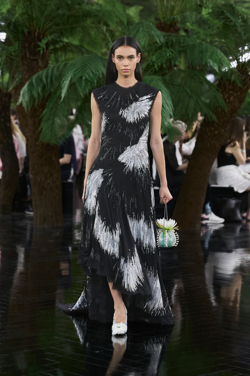 Modelo desfila criação Dior durante a passarela de alta-costura em Paris