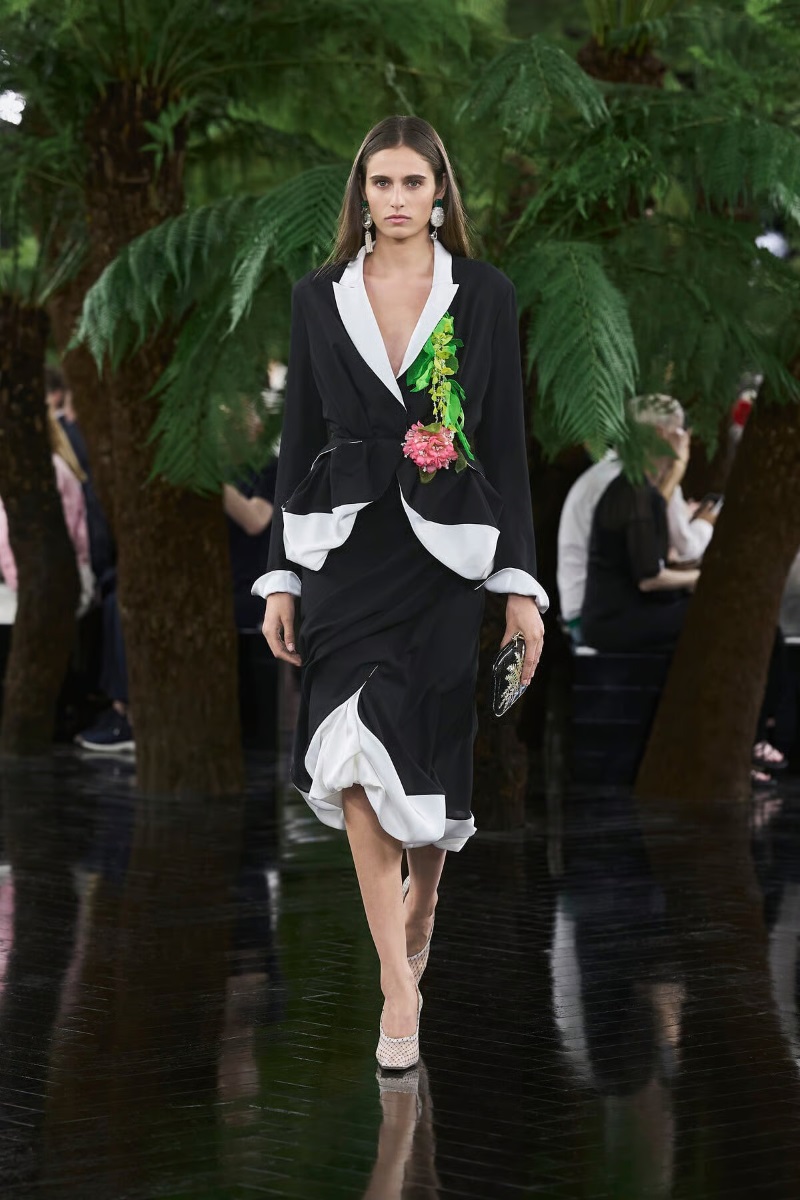 Modelo apresenta criação Dior durante a Semana de Alta Costura de Paris