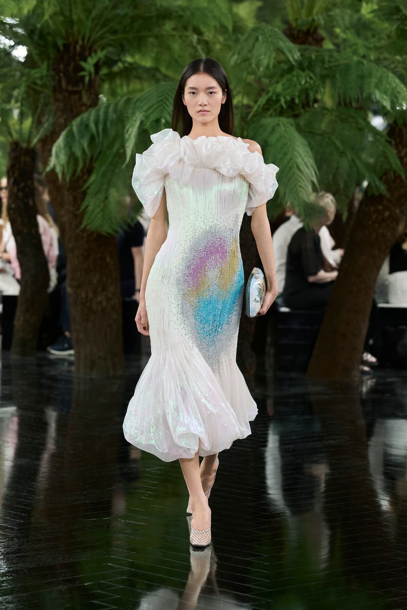 Look Dior Haute Couture apresentado na passarela parisiense