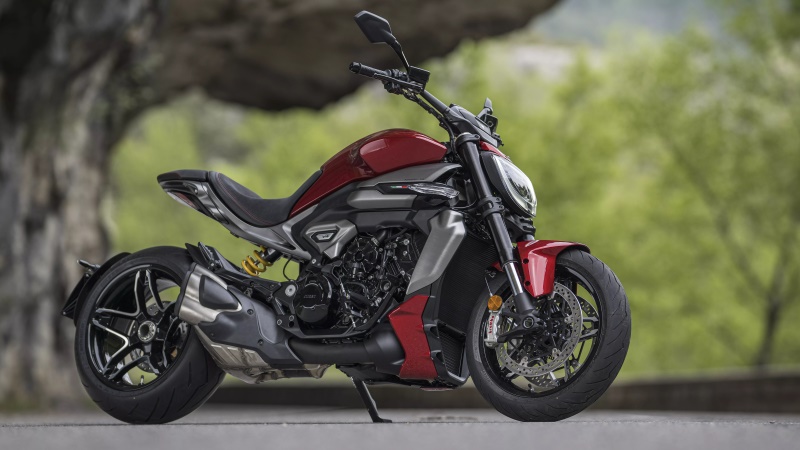 Ducati XDiavel V4 em ambiente externo destaca design sofisticado e identidade italiana