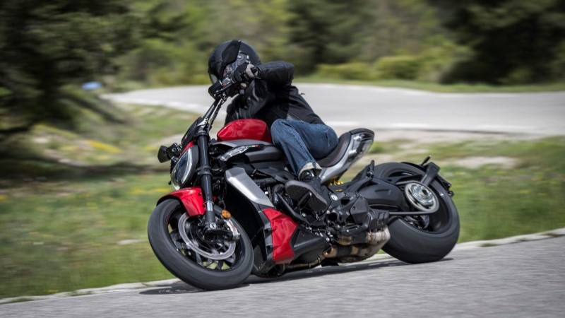 Ducati XDiavel V4 em curva demonstra estabilidade, agilidade e desempenho esportivo