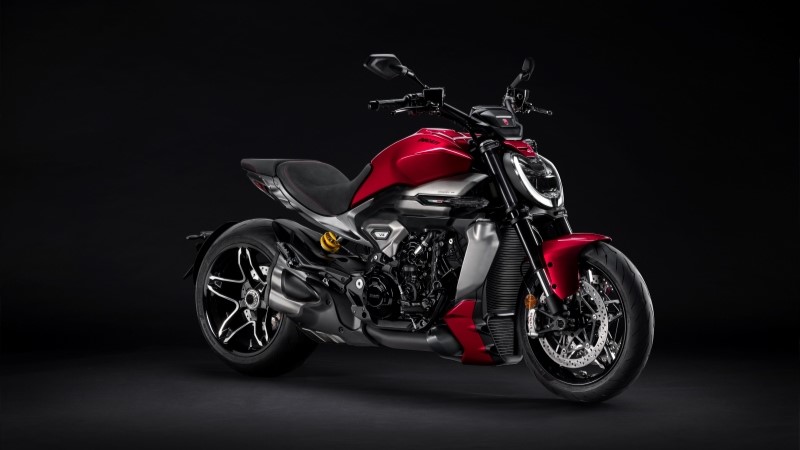 Vista frontal da Ducati XDiavel V4 destaca o design italiano, a cor Burning Red e a iluminação Full LED