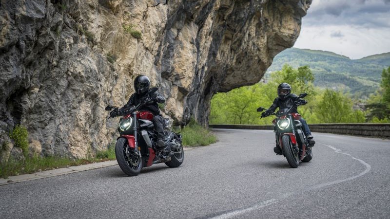 Duas Ducati XDiavel V4 em movimento representam desempenho e identidade da marca