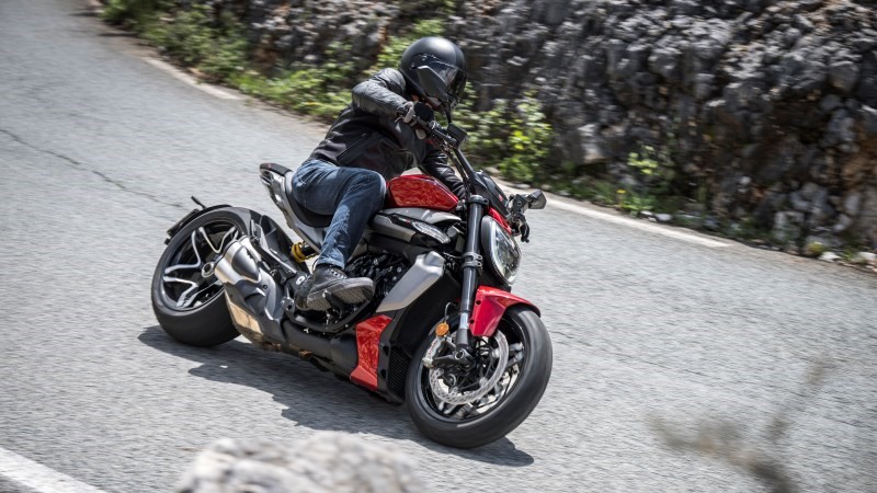 Ducati XDiavel V4 em curva evidencia os recursos eletrônicos de assistência à pilotagem