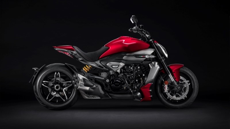 Vista lateral da Ducati XDiavel V4 evidencia linhas musculosas e ergonomia sport cruiser