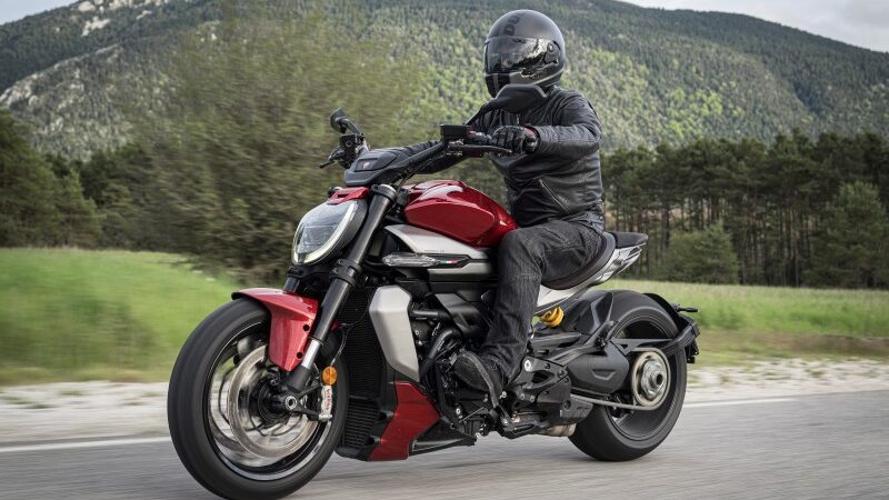 Ducati XDiavel V4 em estrada reta destaca o motor V4 Granturismo derivado da MotoGP e sua dirigibilidade