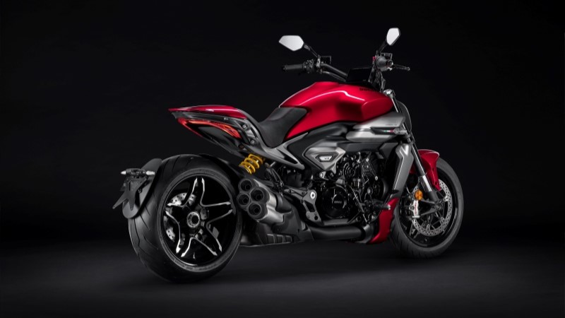 Traseira da Ducati XDiavel V4 destaca escapamento de quatro saídas e roda traseira