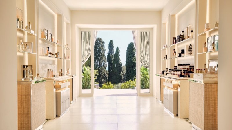 Entrada interna do spa de luxo na Sicília com expositores exclusivos Dior