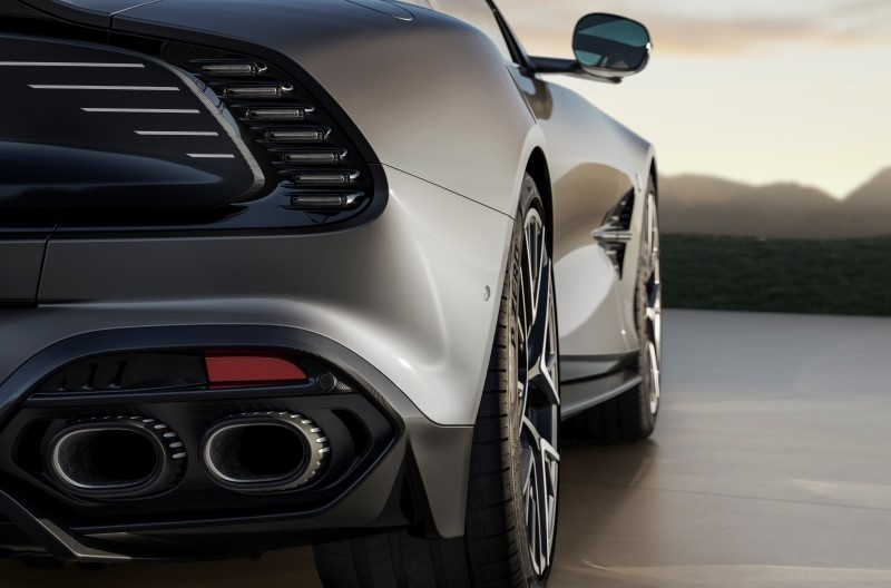 Detalhe das saídas de escapamento do Aston Martin Vanquish 25 anos