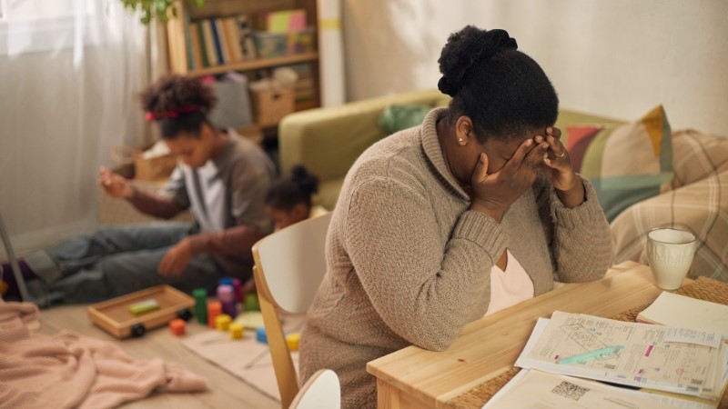 Estresse e saúde mental dos pais influenciam diretamente o desenvolvimento emocional infantil segundo a neurociência