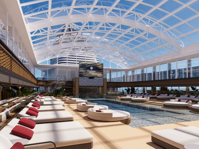 Conservatory Pool do EXPLORA III com piscina e cobertura retrátil em navio de luxo