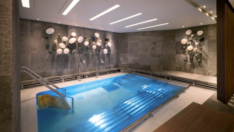 Ocean Wellness do EXPLORA III com piscina dedicada ao bem estar em navio de luxo