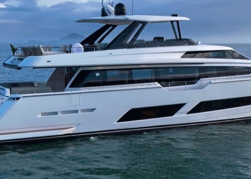 Ferretti Yachts 850R apresentada pelo Grupo OKEAN durante o Marina Itajaí Boat Show representando os iates de luxo produzidos no Brasil