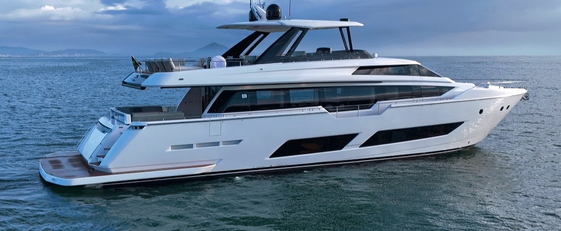 Ferretti Yachts 850R apresentada pelo Grupo OKEAN durante o Marina Itajaí Boat Show representando os iates de luxo produzidos no Brasil
