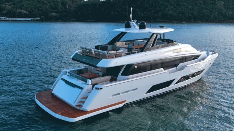 Vista aérea da Ferretti Yachts 850R fabricada pelo Grupo OKEAN no Brasil