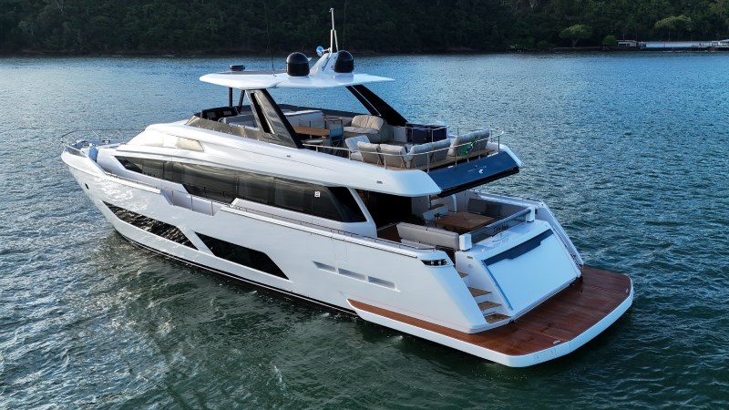 Vista aérea da Ferretti Yachts 850R durante apresentação do Grupo OKEAN no Marina Itajaí Boat Show 2026