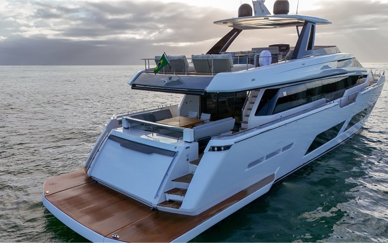 Popa da Ferretti Yachts 850R com plataforma ampliada desenvolvida pelo Grupo OKEAN
