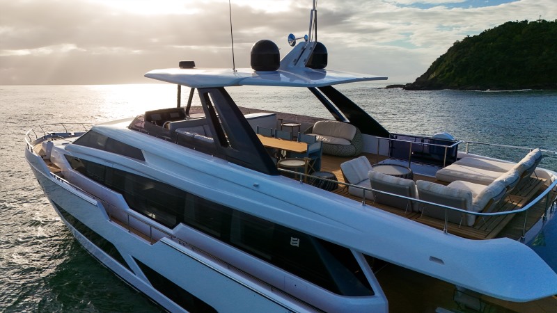 Flybridge da Ferretti Yachts 850R com área lounge e espaços dedicados ao lazer.