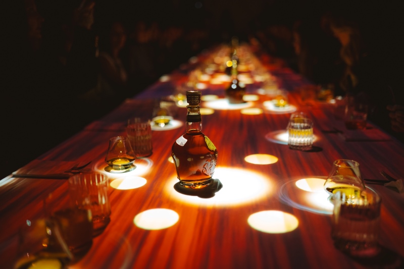 Garrafas Royal Salute iluminadas pelos efeitos visuais da Class TechExperience durante evento de luxo em São Paulo