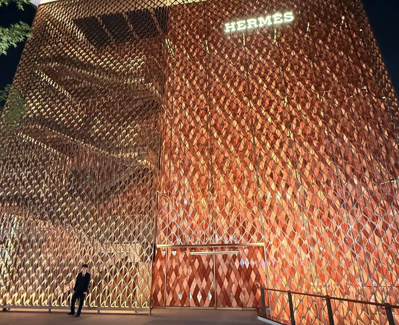 Loja da Hermès em Pequim representando o mercado de luxo e o varejo premium na China