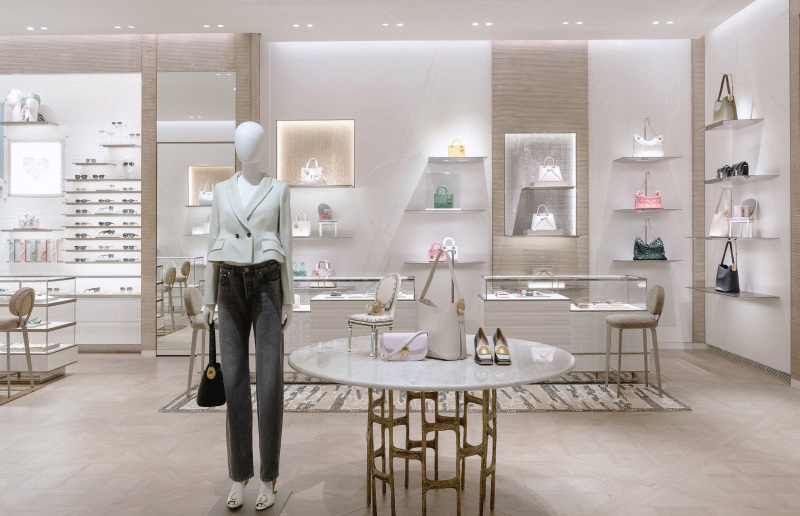 Interior da boutique Dior Shopping Cidade Jardim com acessórios bolsas e ambiente sofisticado de luxo