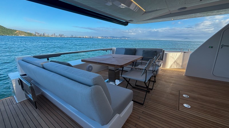 Lounge do deck principal da Ferretti Yachts 850R com área de convivência premium.