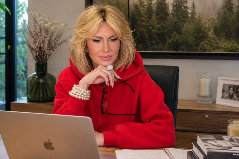 Mara Ferraz trabalhando em notebook mostrando liberdade home office e estilo de vida sofisticado