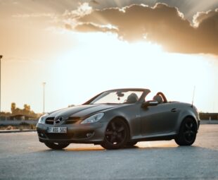 Mercedes conversível representa o luxo que ninguém exibe em reflexão sobre riqueza tempo e liberdade